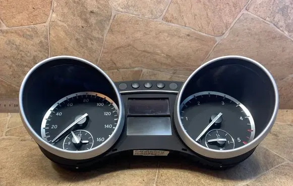 Mercedes-Benz R W251 Speedometer (instrument cluster) A2519006100