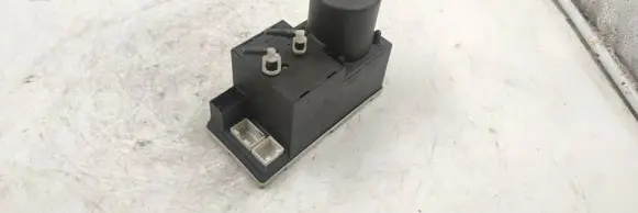 Audi A4 S4 B5 8D Central locking vacuum pump 8l0882257e