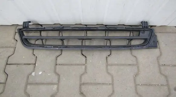 Chevrolet Malibu Front bumper upper radiator grill 22869137