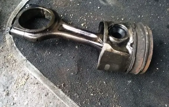 Ford Fiesta Piston with connecting rod