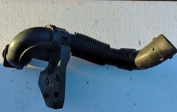 Peugeot 5008 Intake resonator 