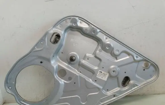 Ford Focus Front door manual window regulator 4M51A045H22