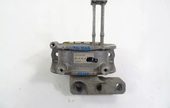 Volkswagen Tiguan Engine mount bracket 5Q0199262DE
