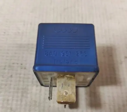 Volkswagen PASSAT B5 Other relay 8A0951253