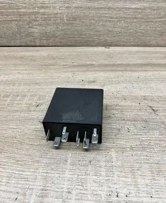 Audi A6 S6 C5 4B Window wiper relay 4B0955531A 2WA401