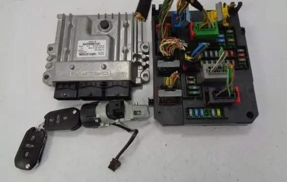 Peugeot 508 Fuse module 9666912580