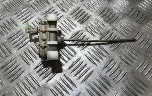 Audi A4 S4 B5 8D Central locking vacuum pump 8d0862153