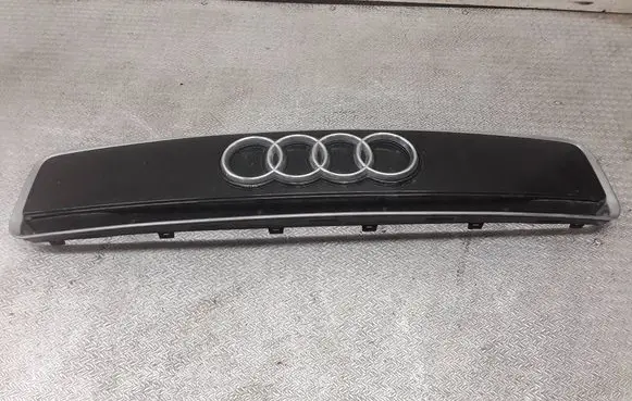 Audi A2 Front bumper upper radiator grill 8Z0853321