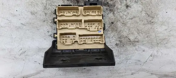 Toyota Corolla Verso E121 Fuse module 8273405030