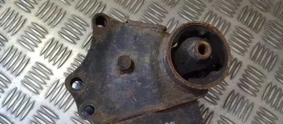 KIA Carens I Engine mount bracket K2C139040
