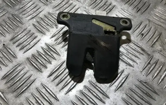 Audi A4 S4 B5 8D Tailgate/trunk/boot lock/catch/latch 8d5827505