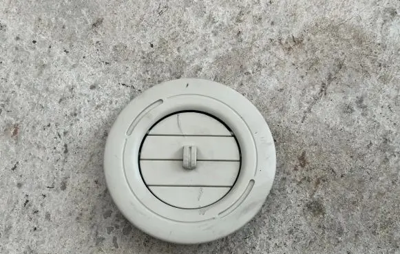 Chrysler Grand Voyager V Air vent grill in roof 