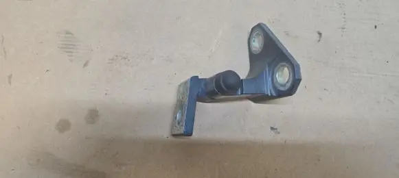 Volkswagen PASSAT B6 Front door upper hinge 3C0831402D