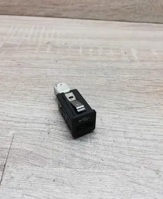 BMW X5 E70 USB socket connector 9167196