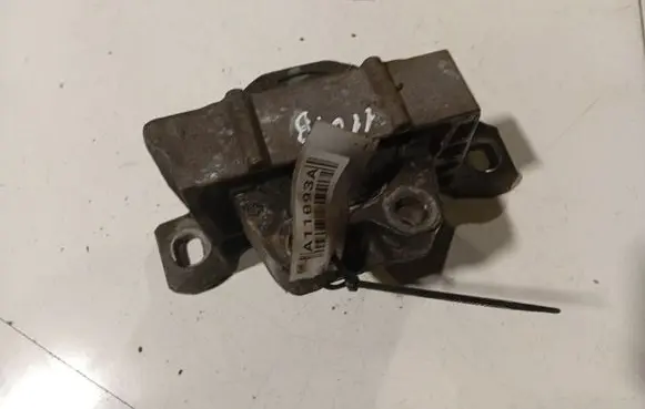 Volvo V50 Engine mount bracket 