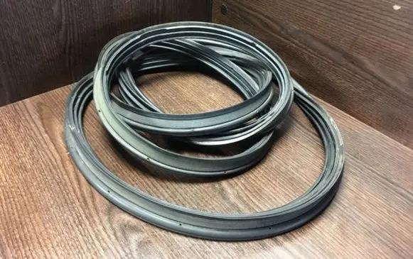 Toyota Corolla Verso E121 Trunk rubber seal (body) 6788113250 6788113251
