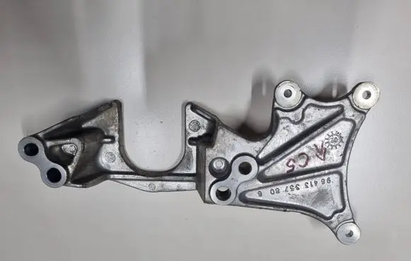 Engine mounting bracket