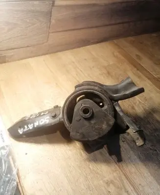 Hyundai Sonata Engine mount bracket