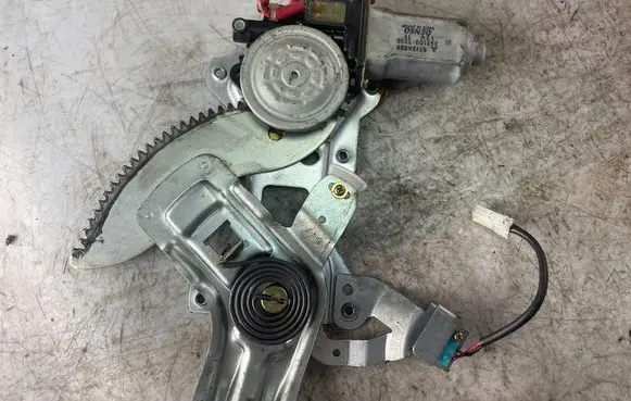 Mitsubishi Pajero Sport I Front door window regulator with motor 5713a020 2621003200