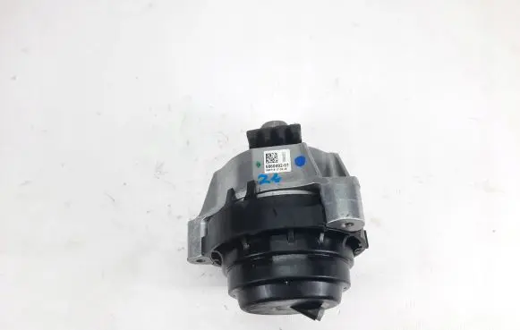 BMW 5 G30 G31 Engine mount bracket 6860492