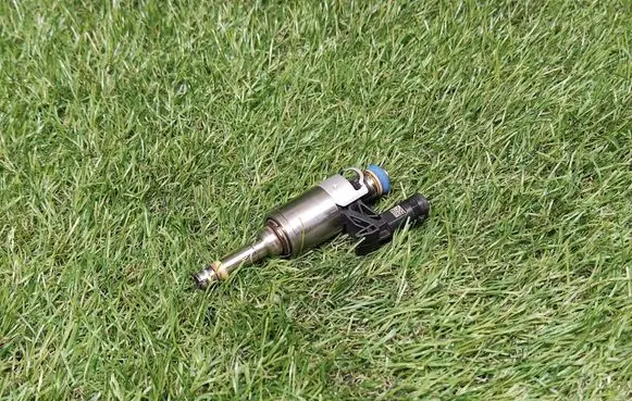 Volkswagen Jetta VI Fuel injector 04E906036E 0261500132