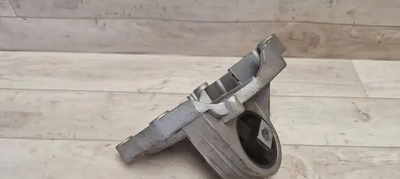 Volvo XC90 Engine mount bracket