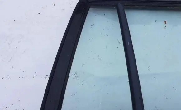 Mitsubishi Pajero Rear vent window glass 