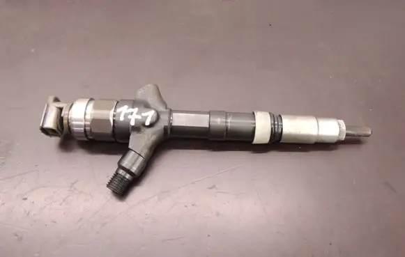 Toyota Corolla E120 E130 Fuel injector 236700G030 D171