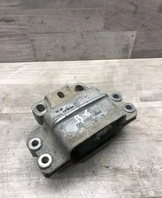 Volkswagen PASSAT B6 Engine mount bracket 3C0199555