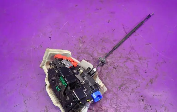 Volkswagen Golf IV Front door lock 