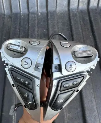 Infiniti FX Steering wheel buttons/switches 1223B
