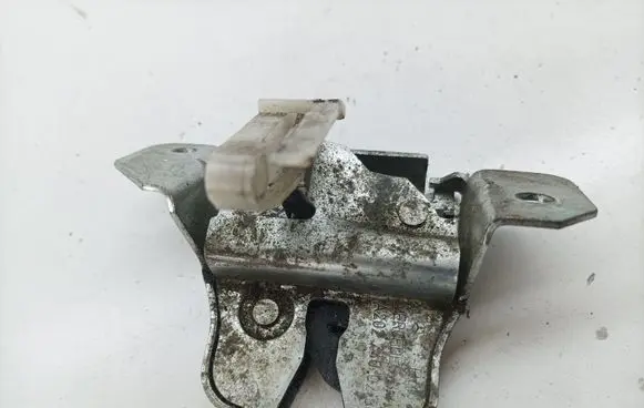 Loading door lock
