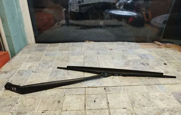 Toyota Auris 150 Front wiper blade arm 3451979