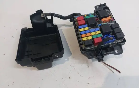 Opel Combo D Fuse module 52028777