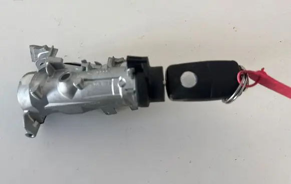 Volkswagen Touran I Ignition lock 1K0905851B