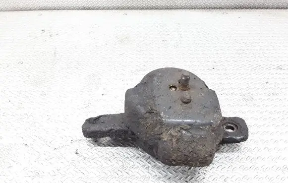 Subaru Legacy Engine mount bracket