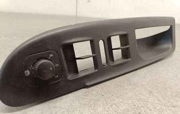 Volkswagen PASSAT B6 Front door window switch trim 3C1867171