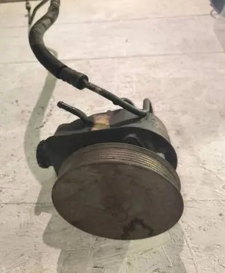 Chevrolet Suburban Power steering pump 26028091