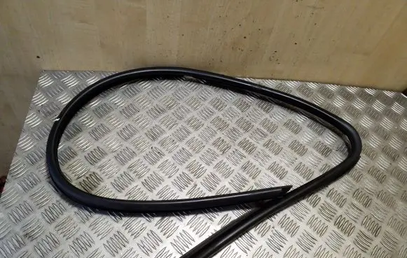 Renault Master III Rubber seal front door window/glass 