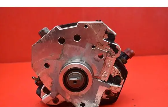Volvo V70 Fuel injection high pressure pump 8689590