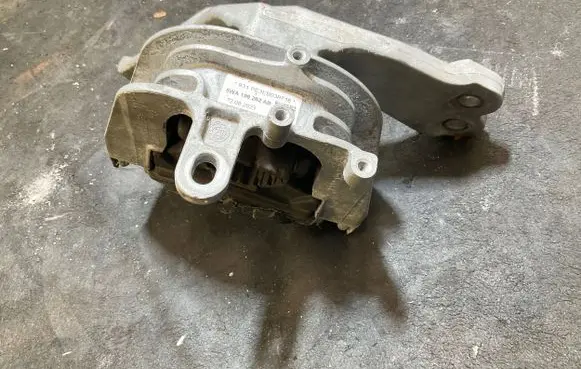Audi A3 8Y Engine mount bracket 5WA199262AB 22082023 93FPE8EB038718