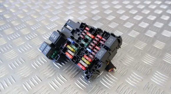 Volkswagen Tiguan Fuse module 5Q0937615C