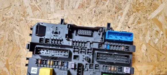 Opel Signum Fuse module 13181278