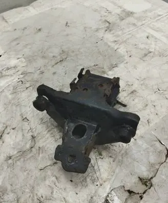 Engine mount bracket