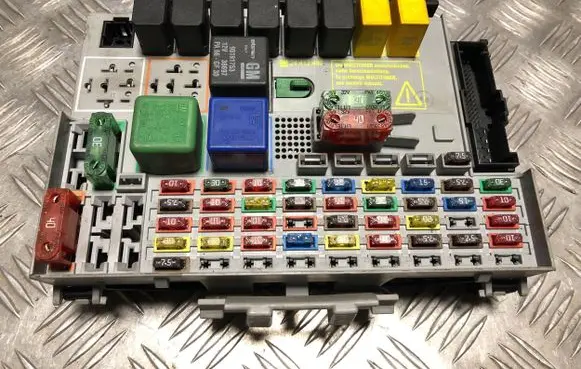 Opel Zafira A Fuse box set 24431677