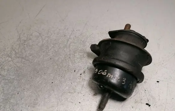 Lexus LS 430 Engine mount bracket 