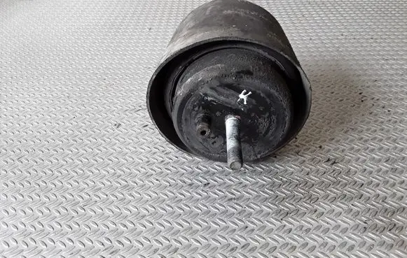 Engine mount bracket