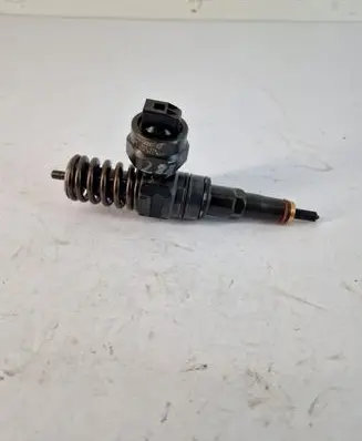 Volkswagen PASSAT B5 Fuel injector 038130073F