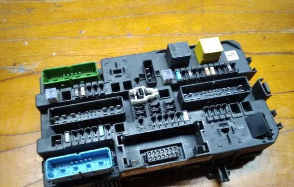 Opel Zafira B Fuse module 13222173 5DK00866933