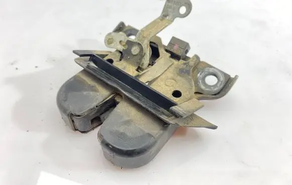 Audi A4 S4 B5 8D Tailgate/trunk/boot lock/catch/latch 8D9827505D